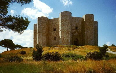 Castel Del Monte, Außenfassade