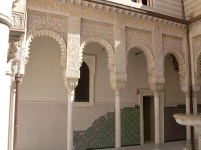 Rochetta Mattei, Innenhof