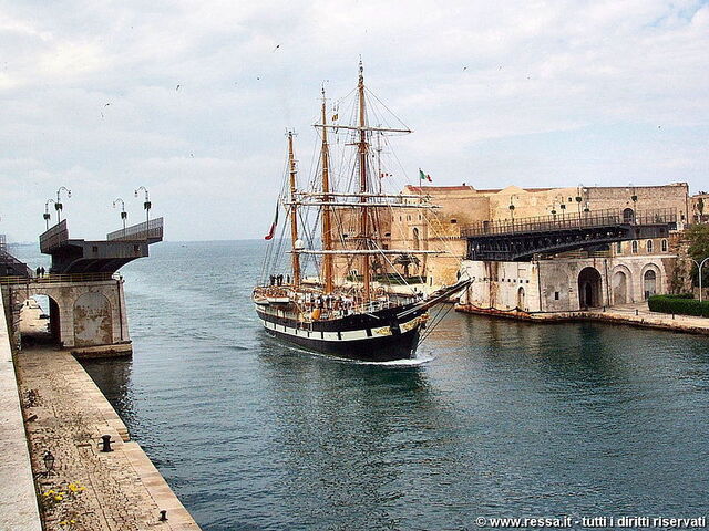 Berühmte Drehbrücke welche beide Teile von Taranto miteinander verbindet