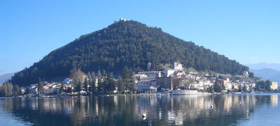 Berg-Pyramiden-Insel in Piediluco