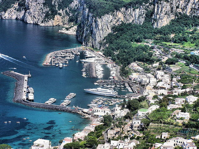 Der Hafen auf der Insel Capri