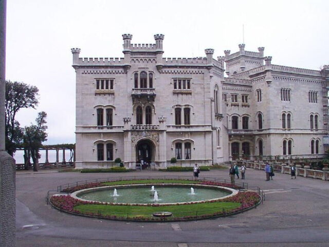 Zufahrt zu dem Schloss Miramare