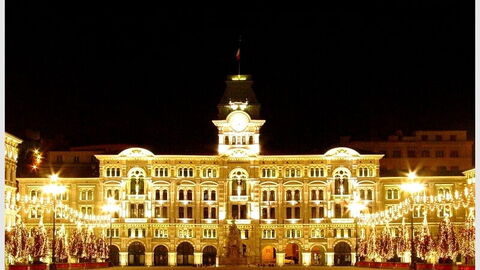Die Piazza Unità bei Nacht