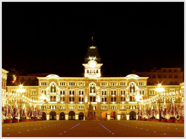 Die Piazza Unità bei Nacht