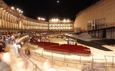 Macerata Theater bei Nacht
