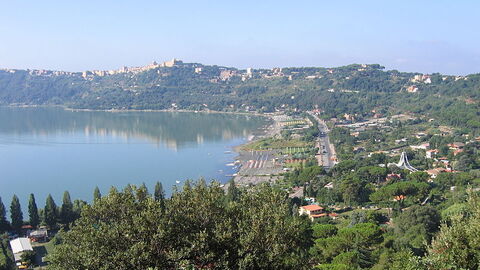 Blick auf das Castel Gandolfo und den Albano See