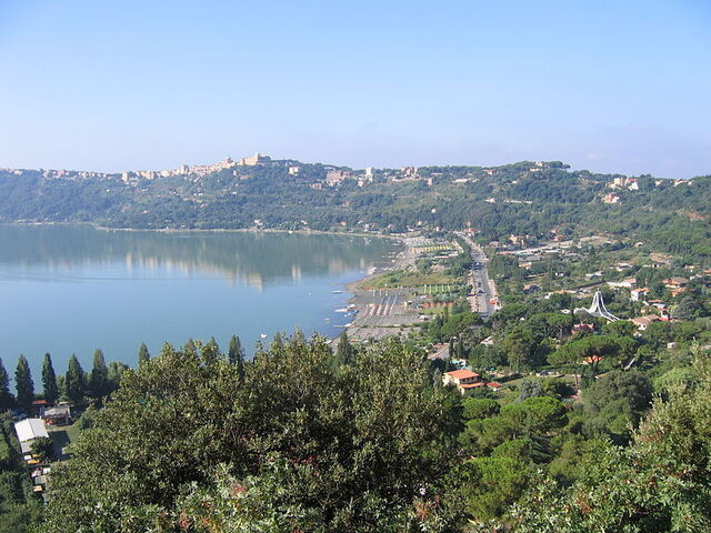 Blick auf das Castel Gandolfo und den Albano See