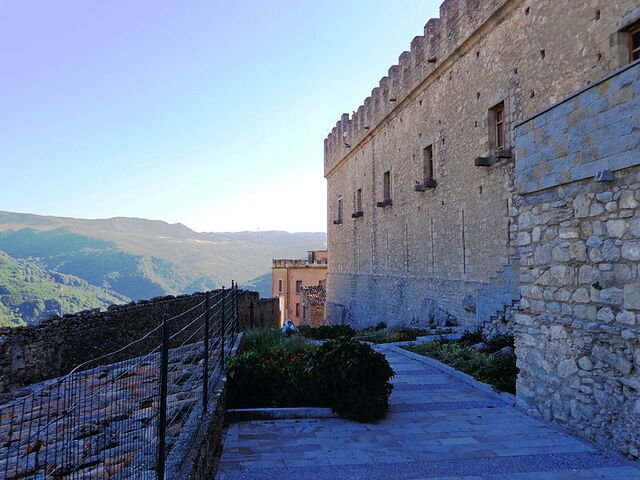 Burg in Montalbano Elicona