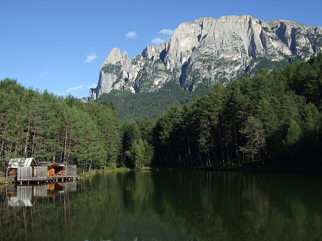 Seeblick auf den Altipiano dello Sciliar