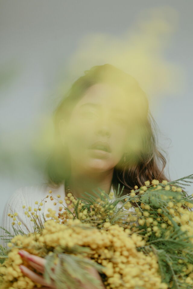 Eine Frau mit Mimosen