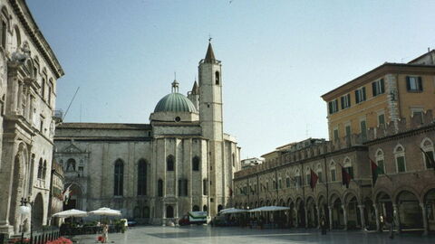 Piazza del Popolo in der Stadt von Ascoli Piceno