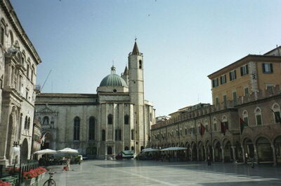 Piazza del Popolo in der Stadt von Ascoli Piceno