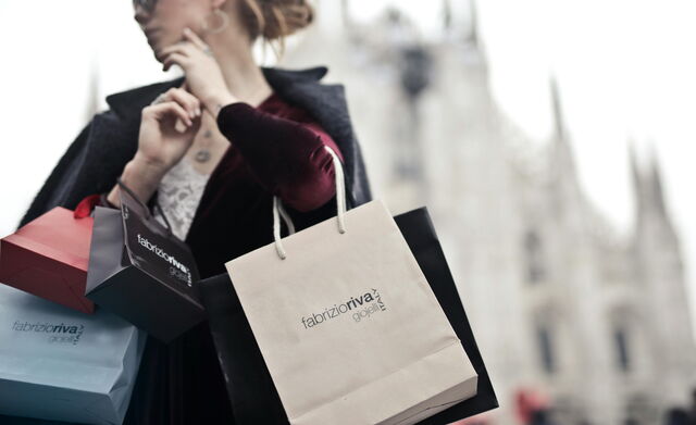 Eine modebewusste Frau in Milan