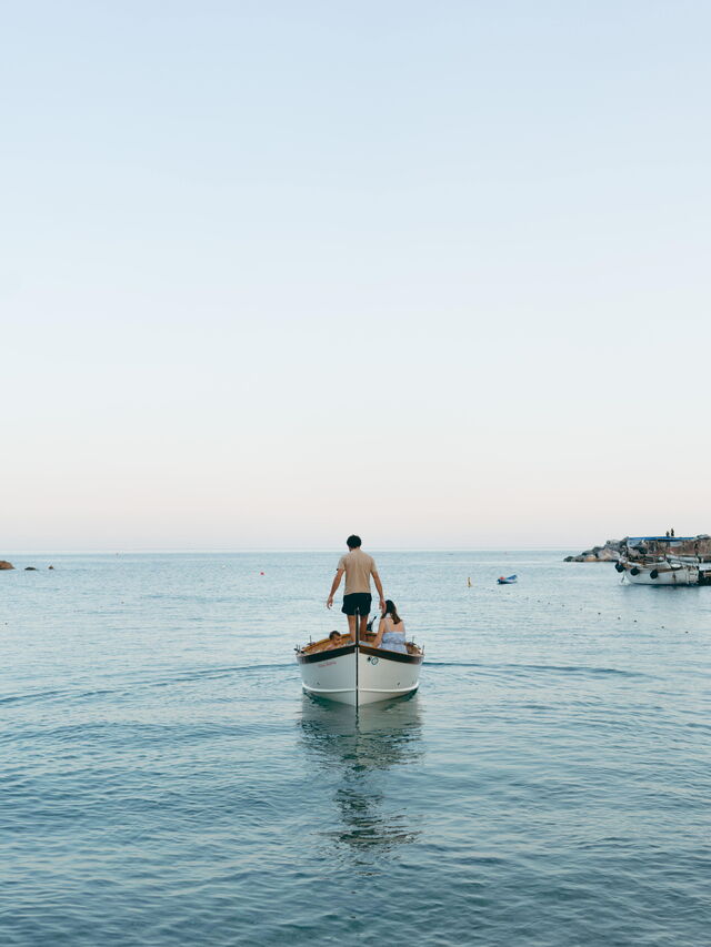 Ein Boot auf dem Wasser im Cinque Terre