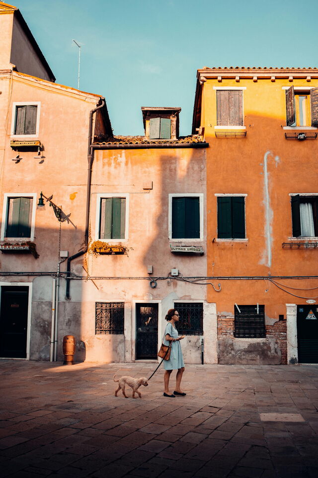 Ein Hund und sein Frauchen in Venedig