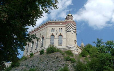 Rochetta Mattei, Außenbereich