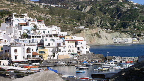 Eine Stadt auf der Insel Ischia