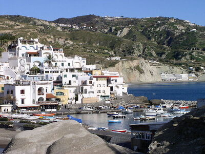 Eine Stadt auf der Insel Ischia