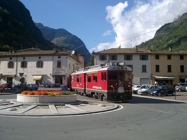 Der Zug erreicht die Stadt Tirano