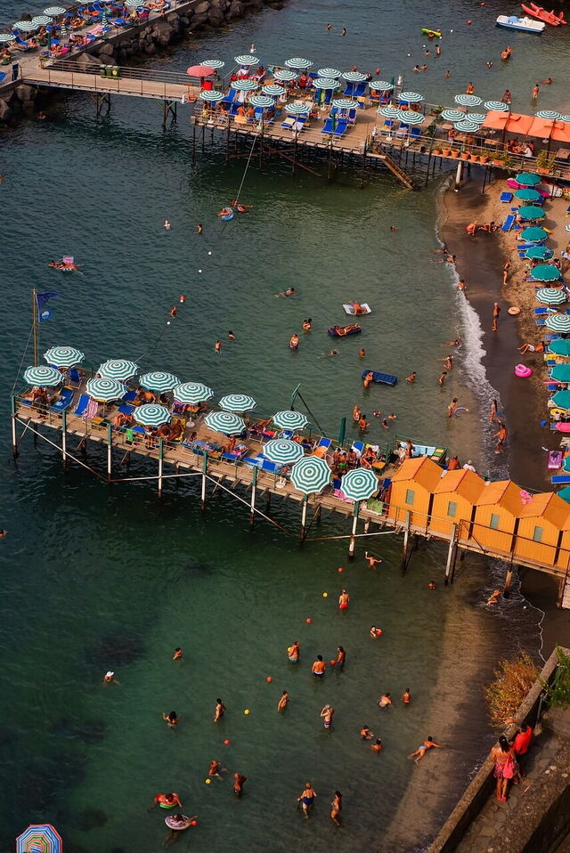Ein Tag am Strand an der Amalfiküste