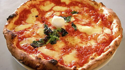 Eine traditionelle Pizza aus Neapel