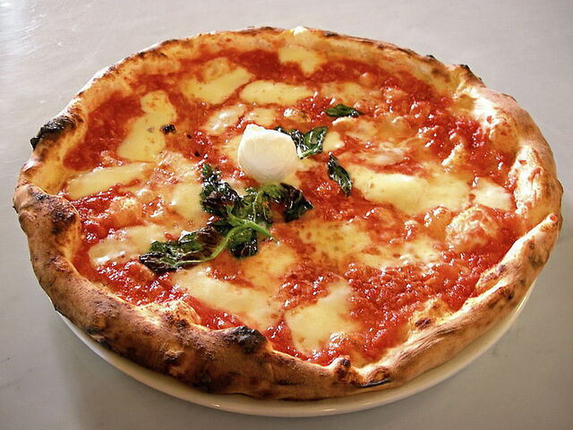 Eine traditionelle Pizza aus Neapel