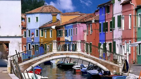 Eine Brücke und Häuser in Burano