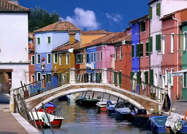 Eine Brücke und Häuser in Burano