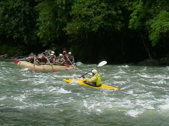 Beispiel des Wildwasserraften an einem Fluss