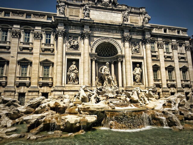 Blick auf den Trevi Brunnen