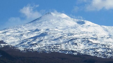 Ein mit Schnee bedeckter Berg Ätna