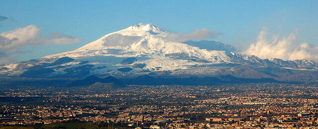 Ansicht des Ätna die Stadt Catania überblickend