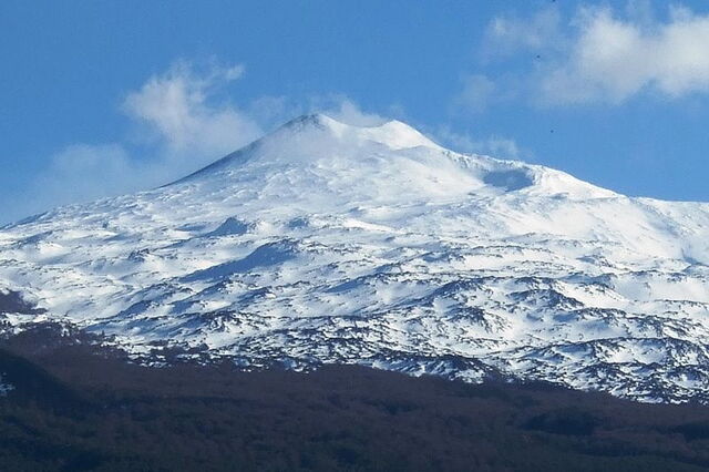 Ein mit Schnee bedeckter Berg Ätna