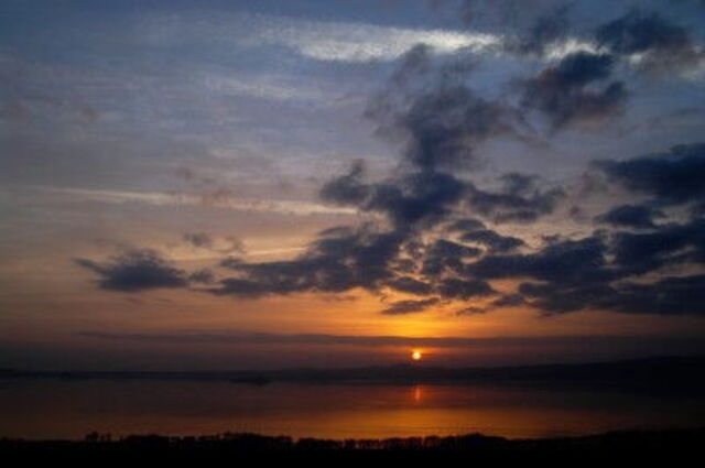 Der See Bolsena im Sonnenuntergang