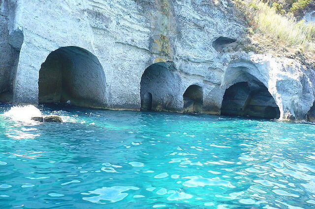 Gemeißelte Höhlen, so wie sich entlang der Küste der Ponza Insel finden