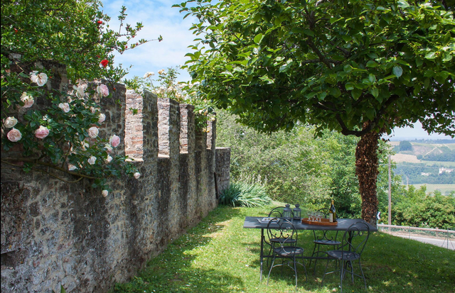 Castello Di Magnano, Gelände
