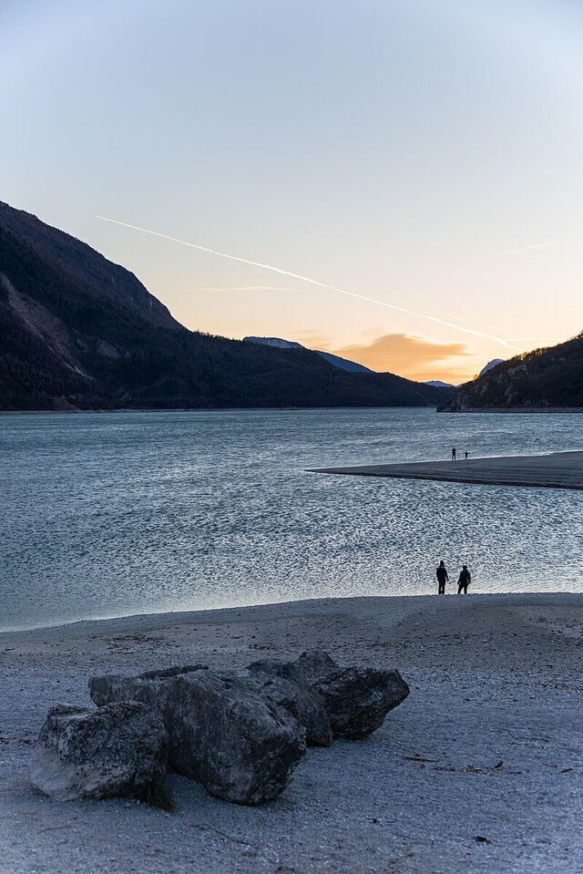Ein Strand am Molveno See