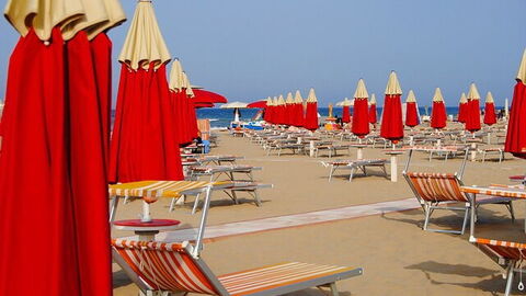 Ein Strand in Rimini an der adriatischen Küste