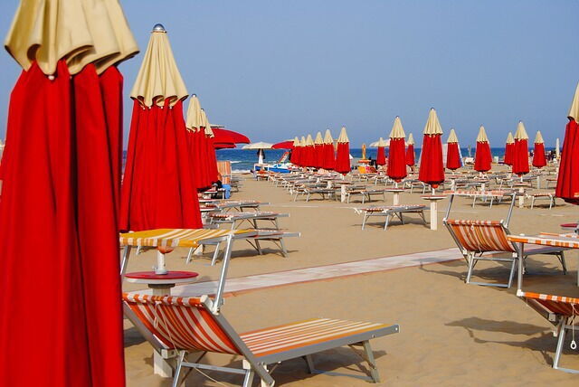 Ein Strand in Rimini an der adriatischen Küste