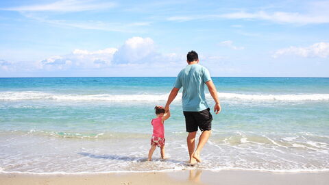 Vater und Tochter am Strand