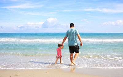 Vater und Tochter am Strand