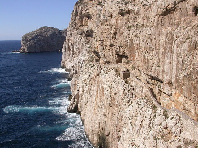Neptungrotte, Klippen