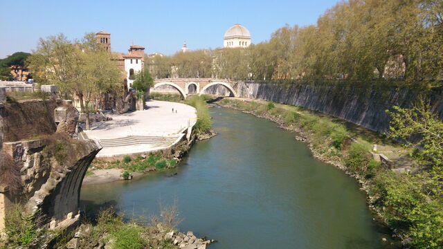 Flussufer des Tiber in Rom