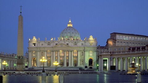 Ansicht der St. Peter's Basilika bei Nacht