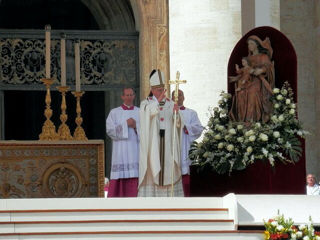 Papst Francis spricht die heilige Messe
