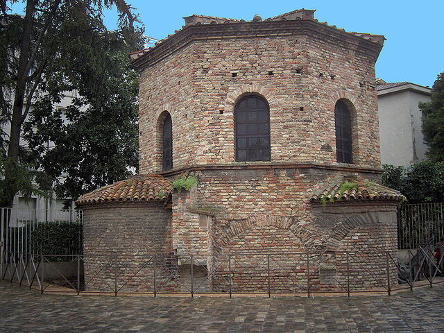Das hübsche Arian Baptisterium in Ravenna