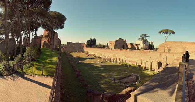 Gut erhaltene Ruinen des Hippodroms von Domitian