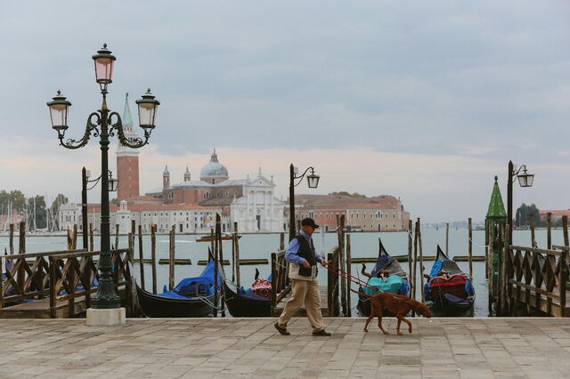 In Venedig mit einem Hund spazieren