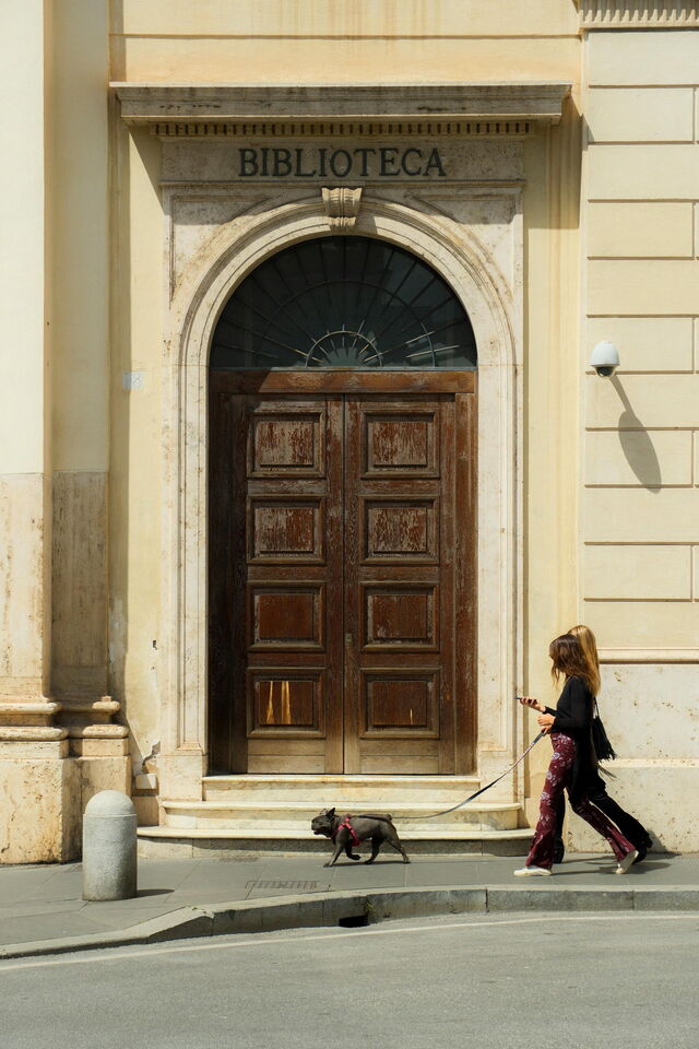 Mit einem Hund in einer italienischen Stadt spazieren