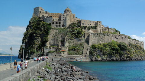 Straße zur Insel Ischia und die Aragonische Burg